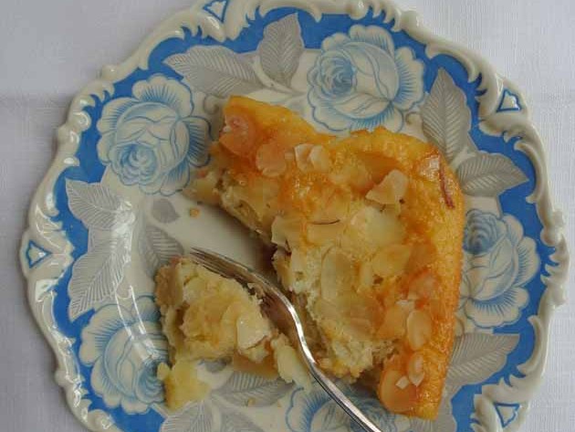 Rhabarber Apfel Blechkuchen auf Vintage Rosenporzellan von happyhomeblog