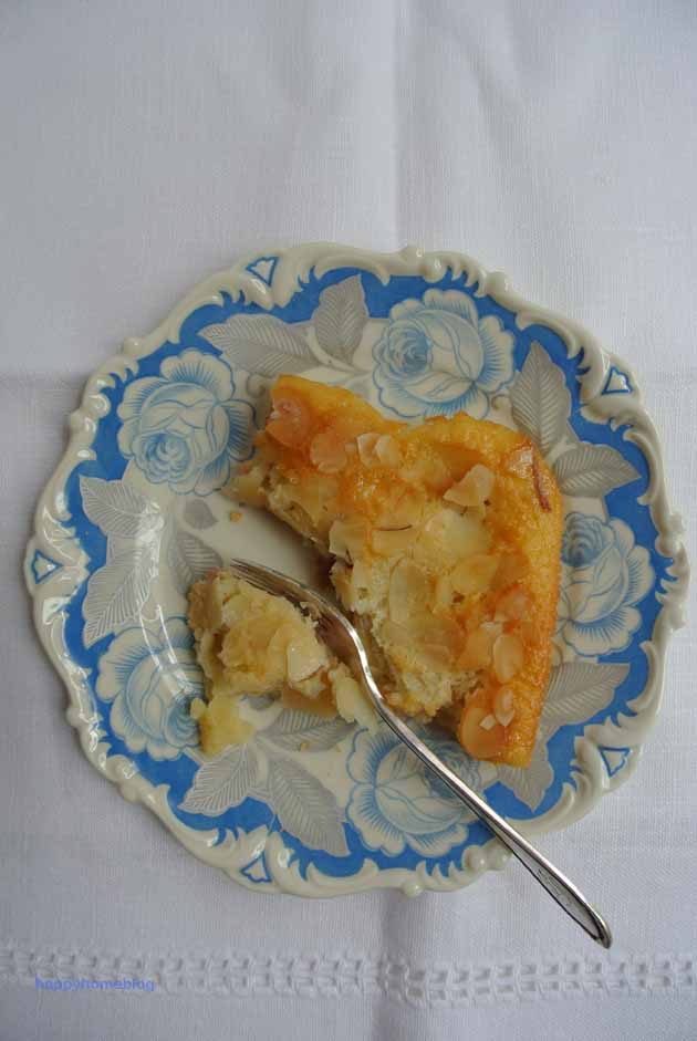 Rhabarber Apfel Blechkuchen auf Vintage Rosenporzellan von happyhomeblog