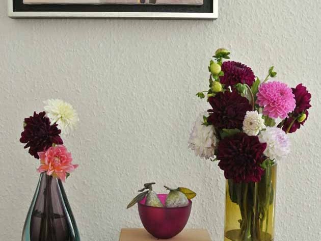 #2flowergirls bordeaux weinrot pink Dahlien im Oktober Kristallvasen Murano pinkes Teelicht birnen Happy Home Blog