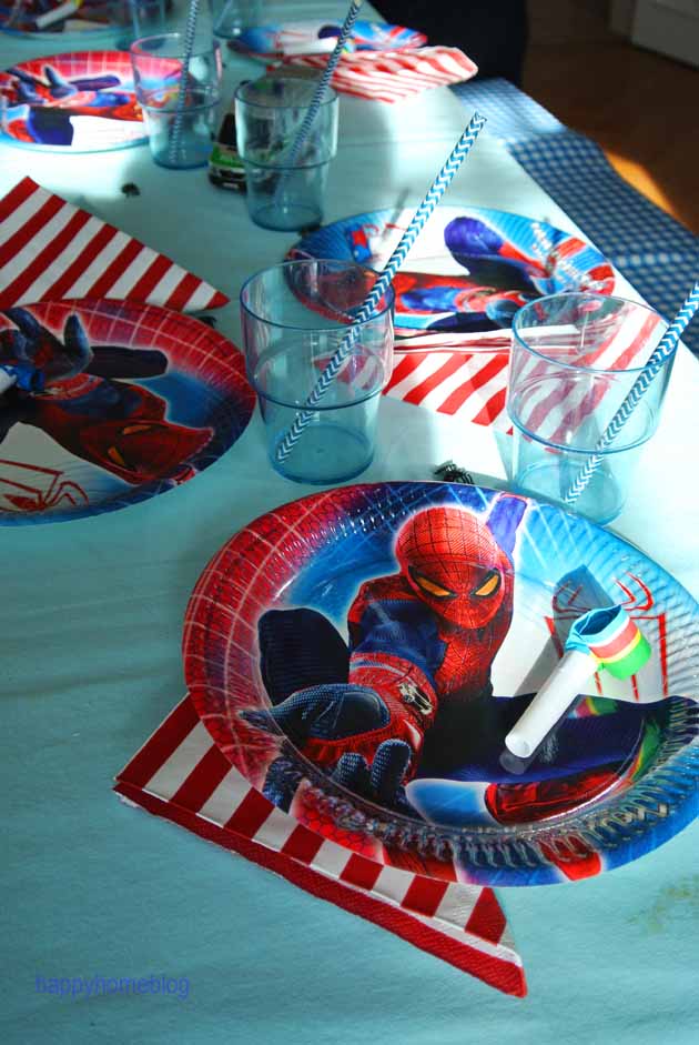 Geburtstagstisch mit Spiderman Deko Papptellern Paperstraws Ikea Trinkgläsern blau rot türkis happyhomeblog