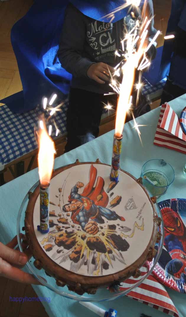 Superman Tortenaufleger auf Colakuchen mit Fontäne Feuerwerk happyhomeblog