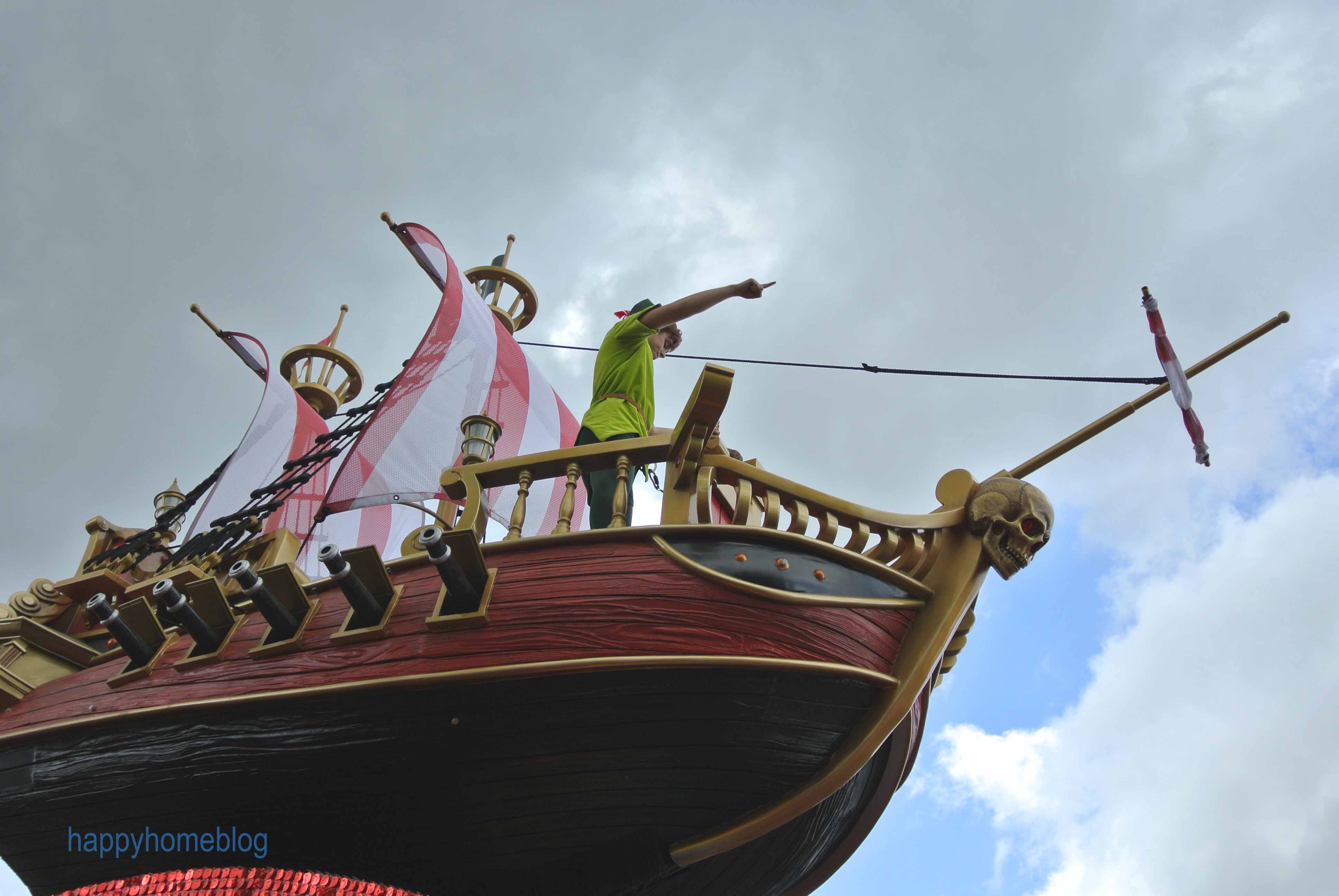 Peter Pan ist auch unterwegs. Schiff. Disney Parade