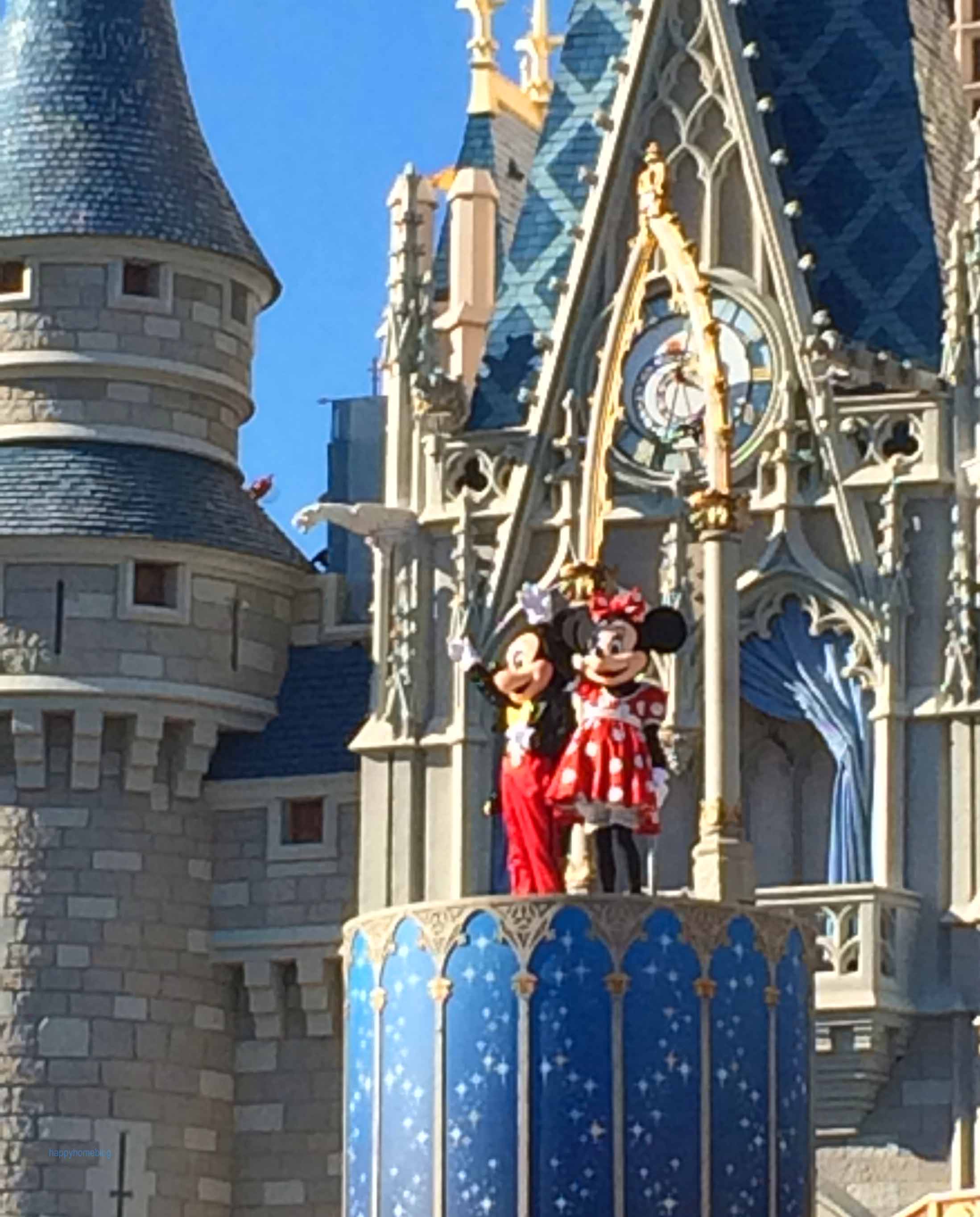 Minnie und Mickey tanzen vor dem Magic Castle happyhomeblog