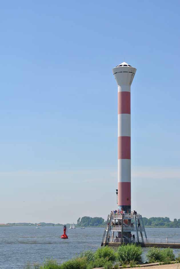 Leuchtturm an der Elbe