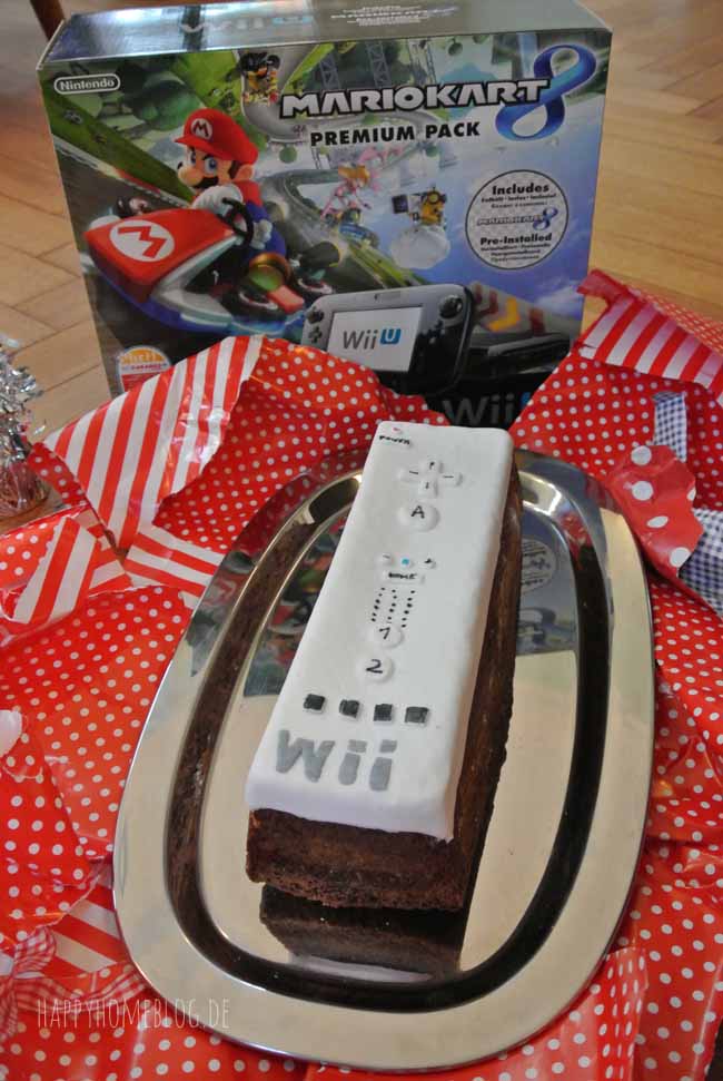 Der perfekte Jungs Geburtstagskuchen in Form einer Nintendo Wii U Fernbedienung . Der ultimative Marmorkuchen mit Fondant.