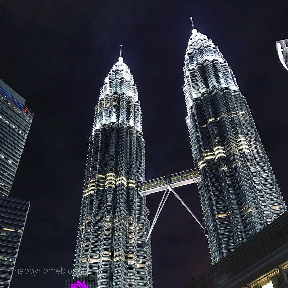 Petronas Towers by night Asienreise nach Kuala Lumpur by jappyhomeblog.de
