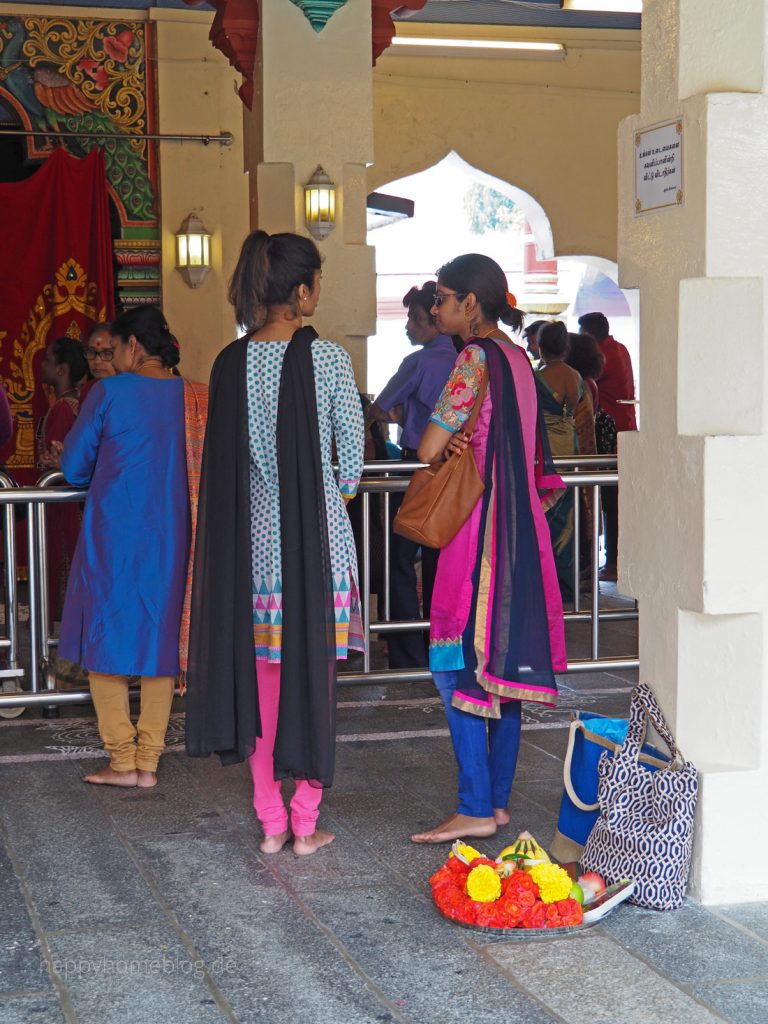 Diese farbenfrohen Saris haben es mir angetan 3 indische Frauen im Mariamman Tempel in Singapore Reisebericht by happyhomeblog.de