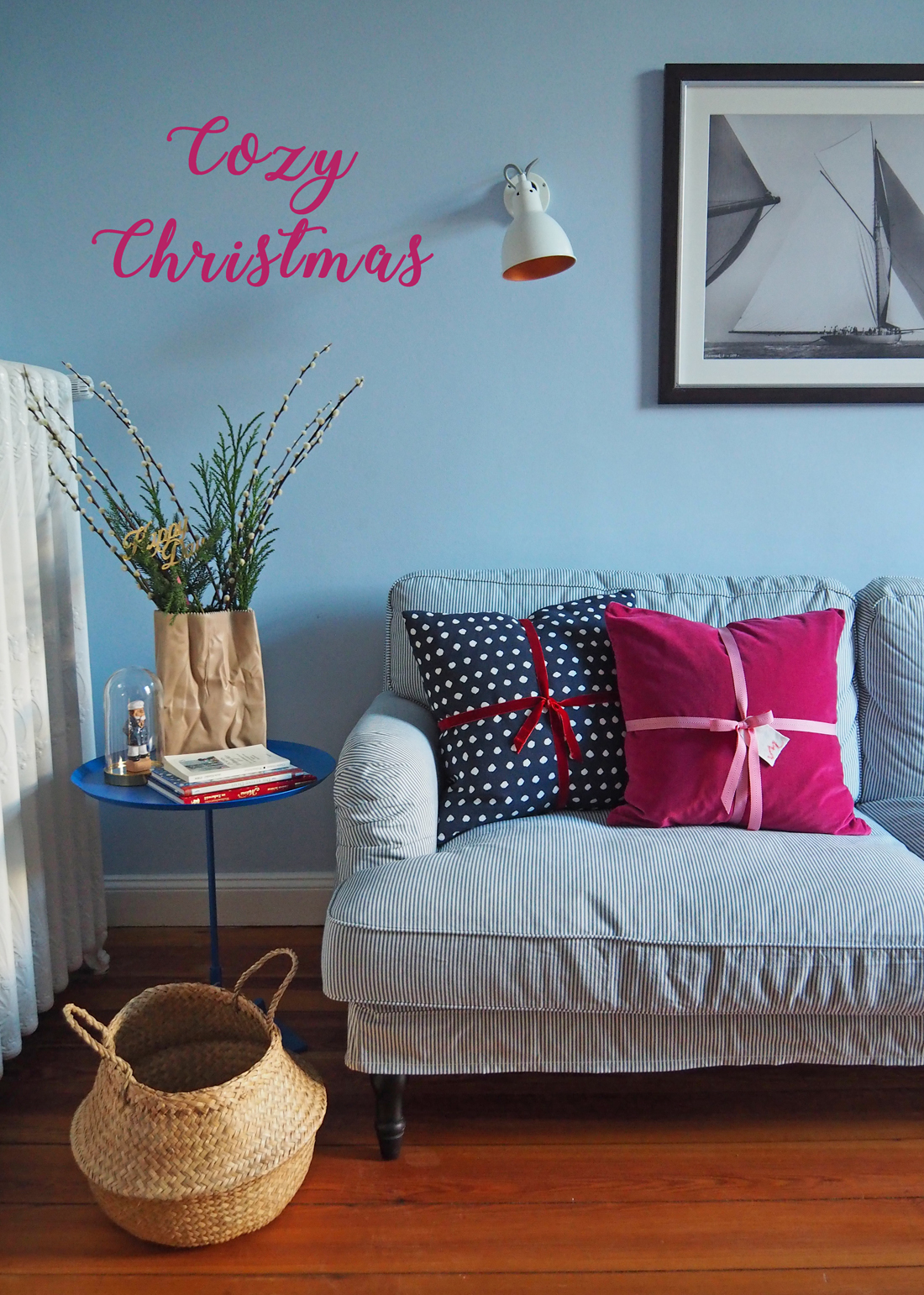 Schnelle und günstige Weihnachtsdeko - Kissen mit hübschen Geschenkbändern verziert. Sehen aus wie Geschenke. Kissenhülle von H&M Home by happyhomeblog.de